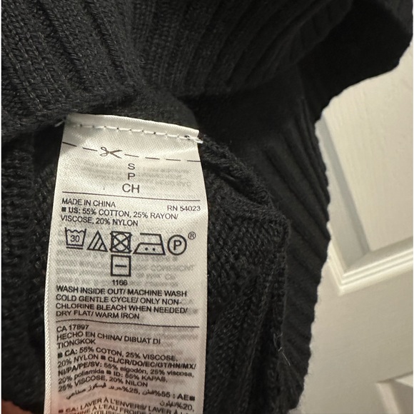 Women’s maternity v-neck sweater size small - Picture 6 of 6